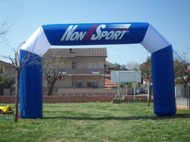 Arco gonfiabile con diametro m. 1,3 luce base m. 6,40 altezza m. 4,00