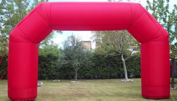 Arco gonfiabile pubblicitario diametro m. 1,3 luce base m. 4,40 altezza m. 3,30 